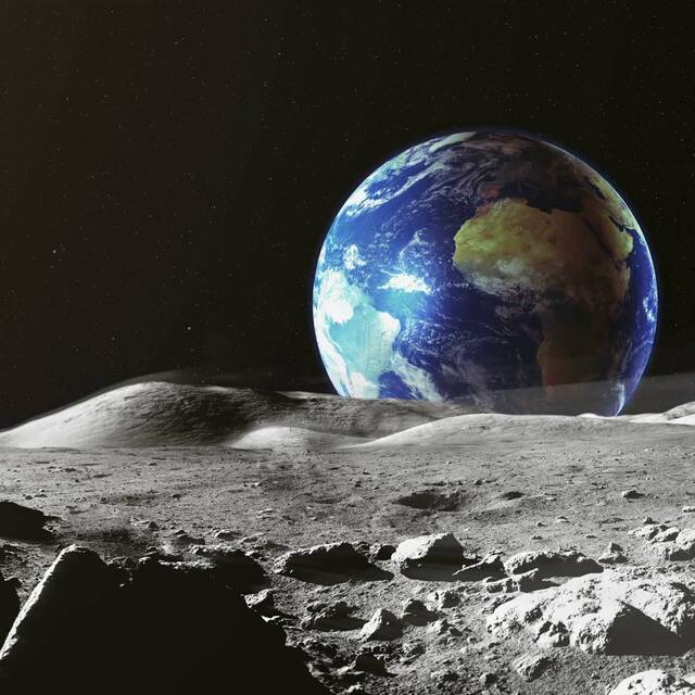 NASA, Ay'ın yüzeyinde buz buldu!