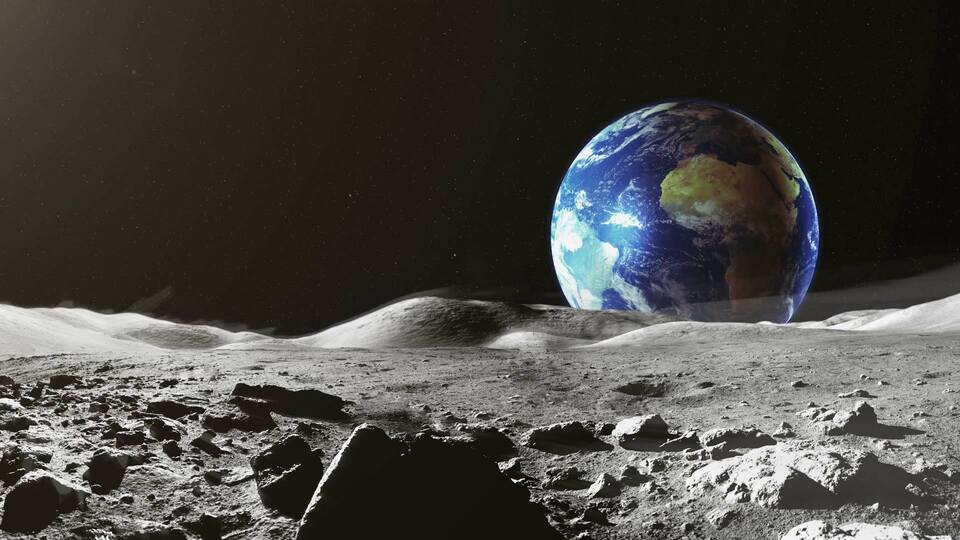 NASA, Ay'ın yüzeyinde buz buldu!