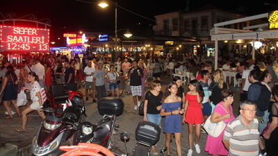 Cunda Adası bayram tatilinde doldu taştı