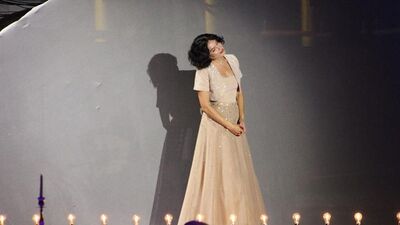 Müzeyyen Senar şarkıları seslendirdi