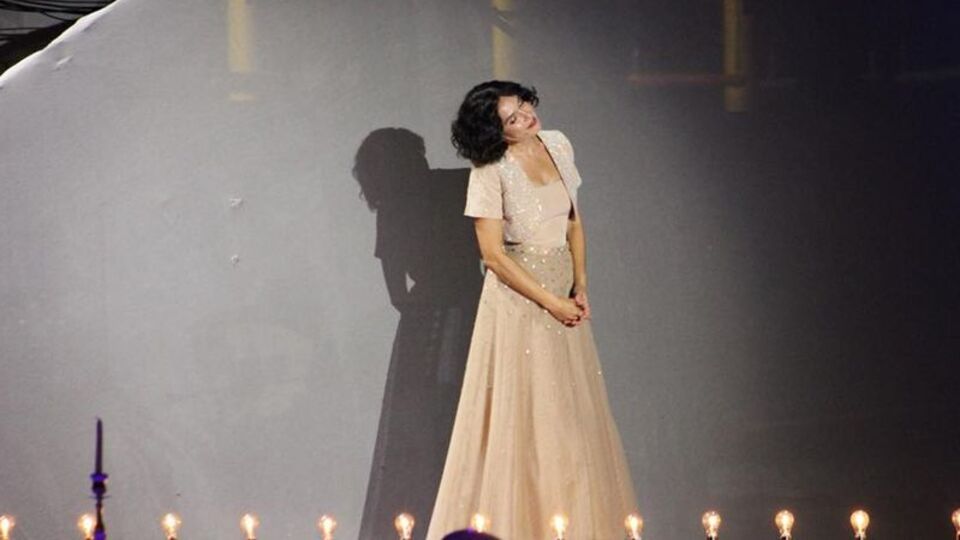 Müzeyyen Senar şarkıları seslendirdi