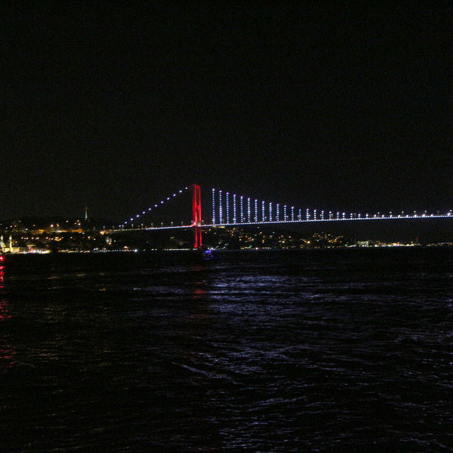 Üsküdar'da denize giren genç kayboldu