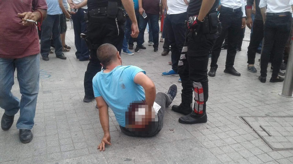 Genç kızı tacizden korumak isterken vatandaşlar tarafından darp edildi