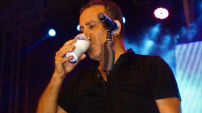 Haluk Levent'e balkondan taze ayran