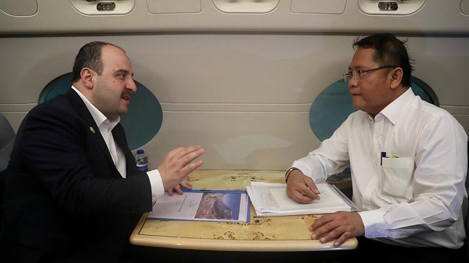 Bakan Varank'tan 41 bin feet'te diplomasi