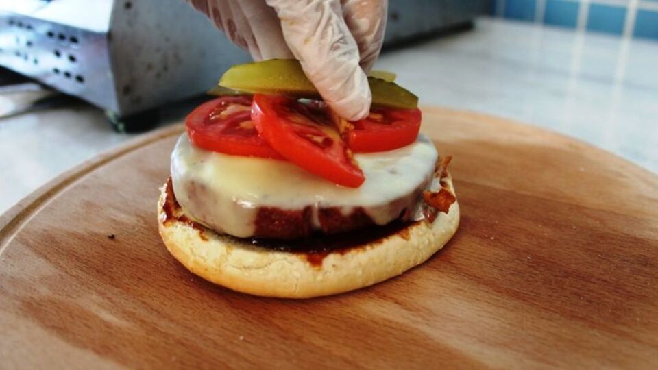 Tadına bakan vazgeçemiyor! İşte "Osmanlı hamburgeri"