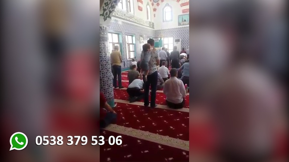 Bir babanın camide oğluyla imtihanı