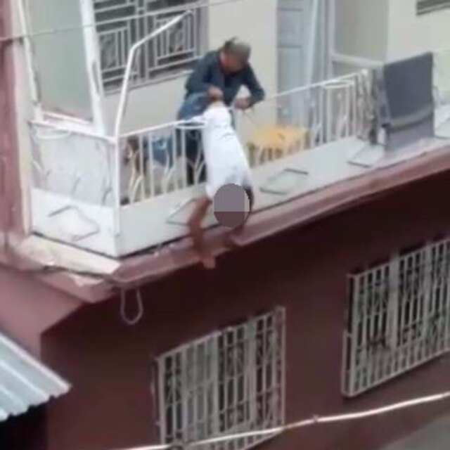 Eşini ve kendini vurduktan sonra balkon korkuluğunda asılı kaldı