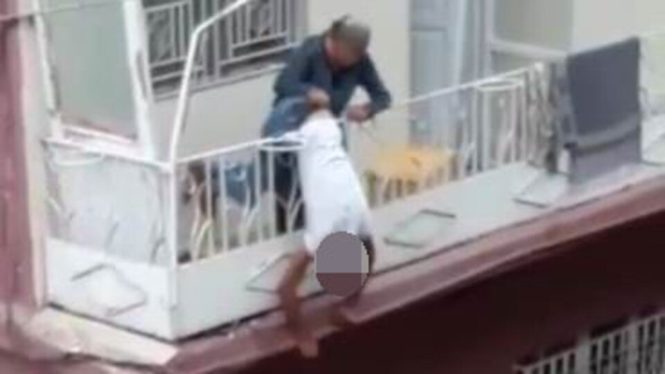 Eşini ve kendini vurduktan sonra balkon korkuluğunda asılı kaldı