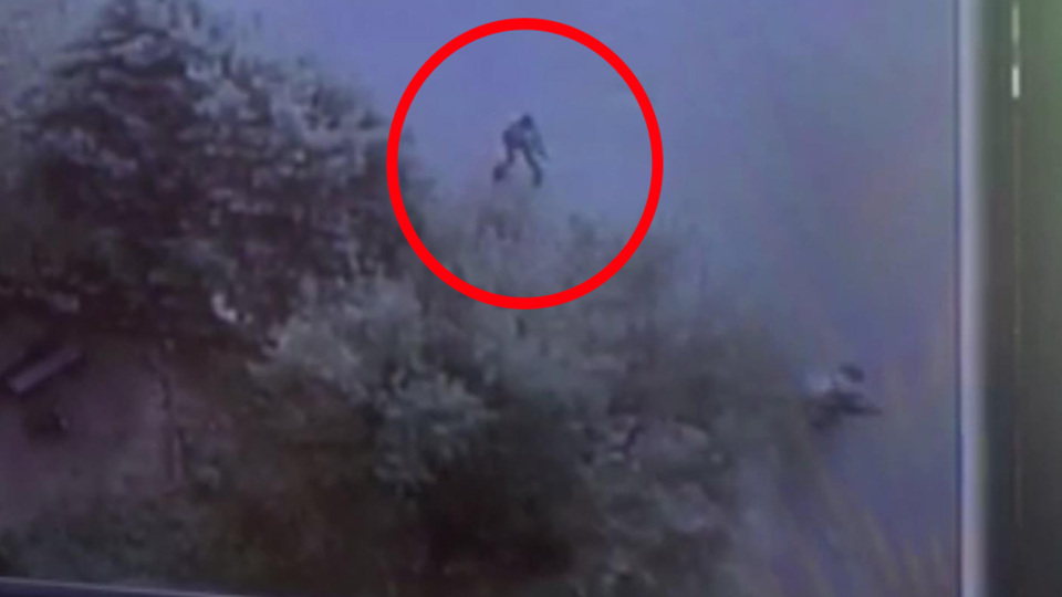 Dehşet anları kamerada! Eşi ve kayınvalidesine kurşun yağdırdı