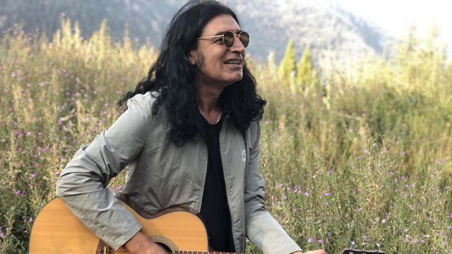 Ünlü sanatçı huzuru köyde buldu