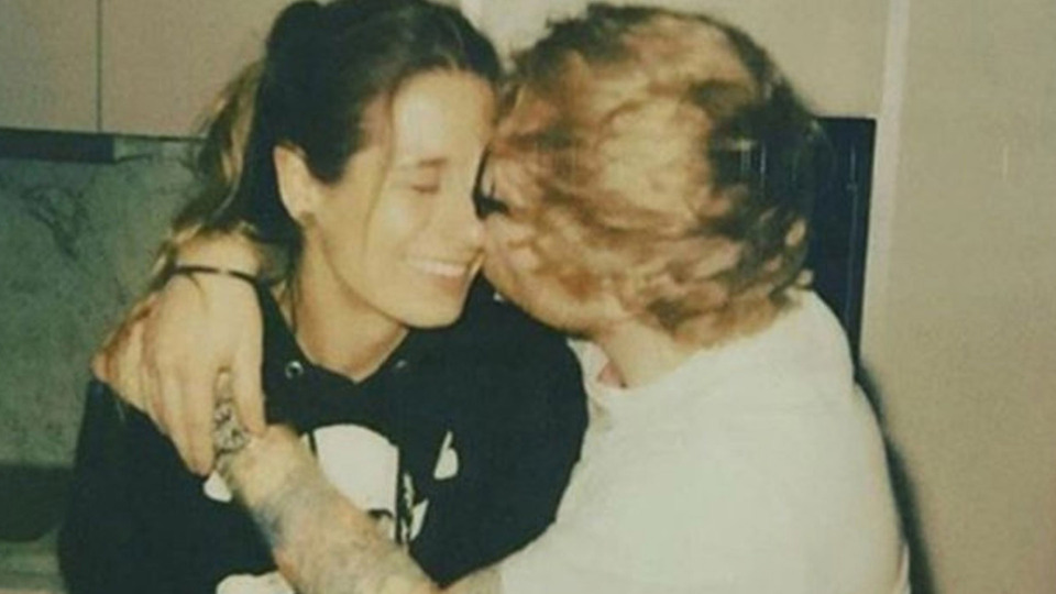 Ünlü şarkıcı çocukluk aşkıyla evlendi