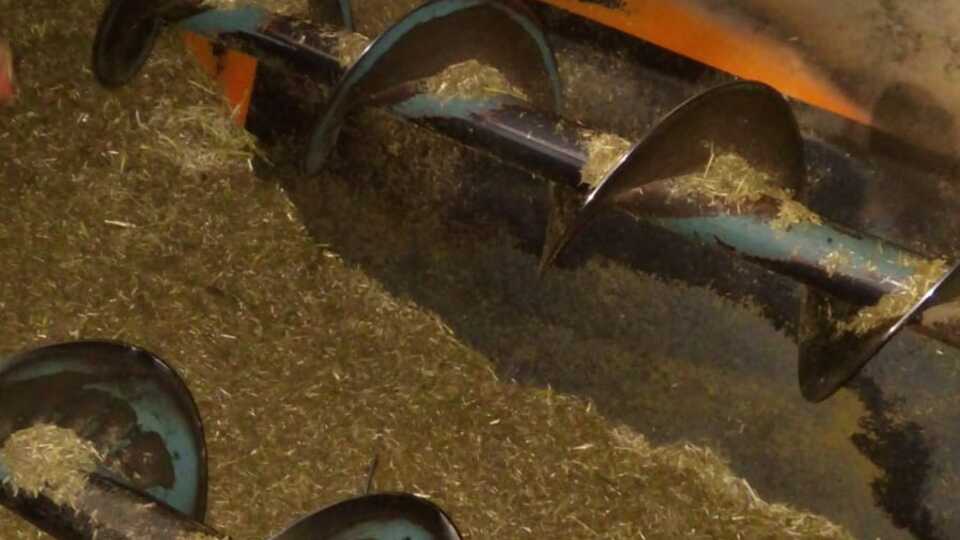 Malatya'da feci ölüm! Yem makinesine düştü