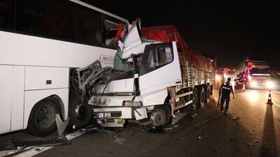 Arıza nedeniyle emniyet şeridinde duran otobüse kamyon arkadan çarptı!