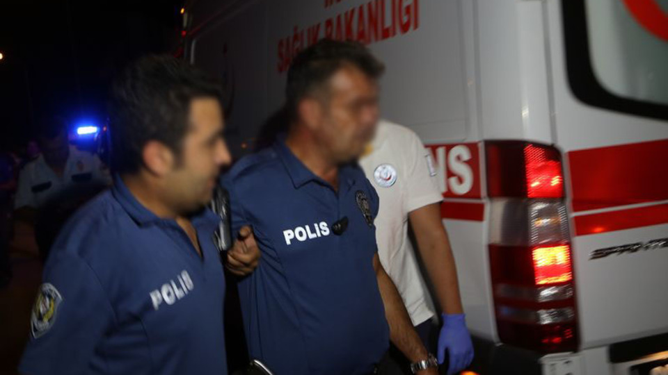 Yardım etmek isteyen polis saldırıya uğradı