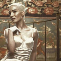 Ünlü şarkıcıdan dava: Sevgilim beni dövdü