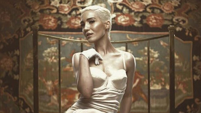 Ünlü şarkıcıdan dava: Sevgilim beni dövdü