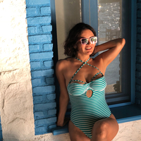 Göksel'den sezon sonu mayolu poz