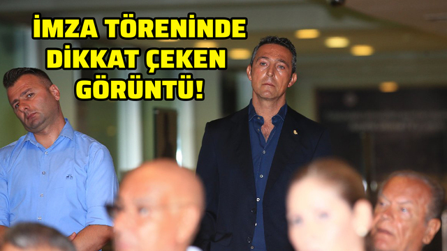 İmzalar atılırken dikkat çeken görüntü!