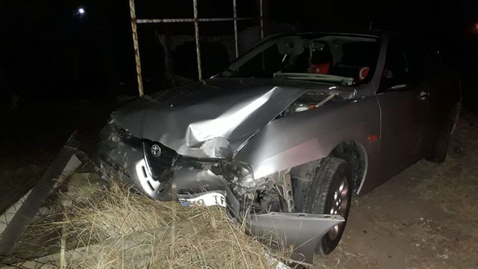 Alkollü sürücü tavuk çiftliğine daldı