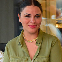 Zara arkadaşını bekledi