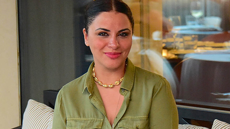 Zara arkadaşını bekledi