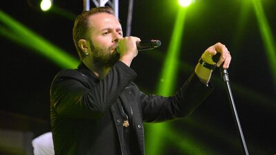 Ünlü şarkıcıdan İngilizce şarkı sürprizi!