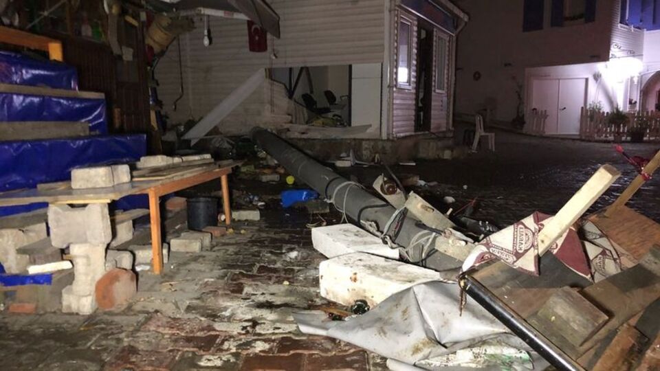 Lüks araç zeytinci dükkanına daldı! 2 kişi hayatını kaybetti