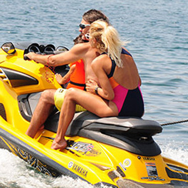 Jet-ski'yle koyları gezdi