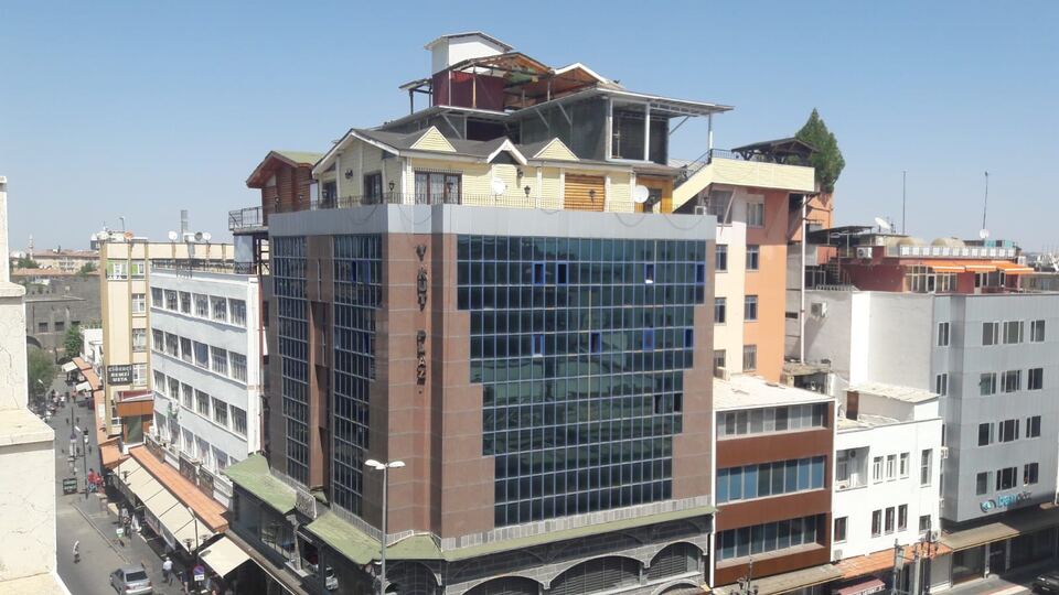 Görenler inanamadı! Plaza çatısına villa...