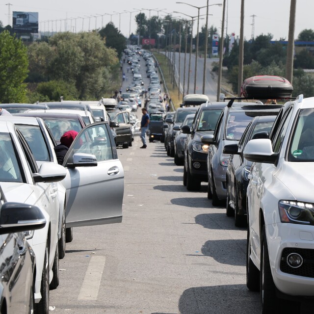 Gurbetçilerin dönüş çilesi! Kuyruk tam 6 kilometre