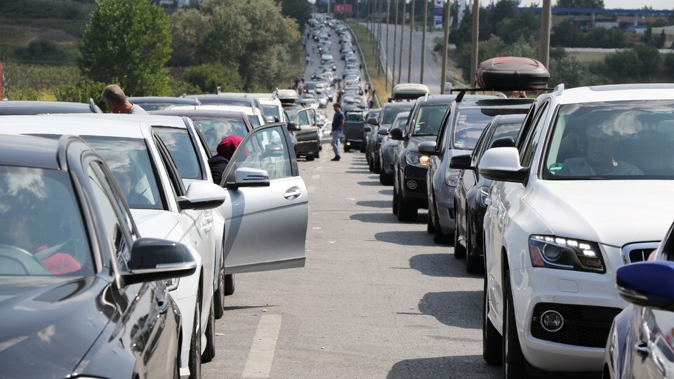 Gurbetçilerin dönüş çilesi! Kuyruk tam 6 kilometre