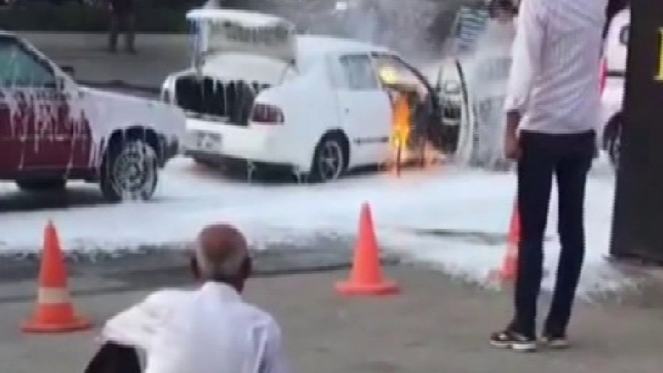 Yanan otomobilini gözyaşlarıyla izledi