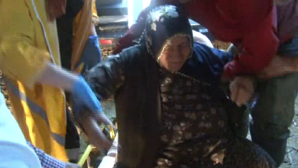 Selde mahsur kalan aile kurtarıldı