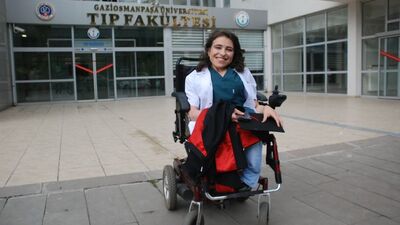 Tekerlekli sandalyesiyle o artık bir doktor