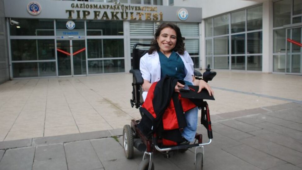 Tekerlekli sandalyesiyle o artık bir doktor