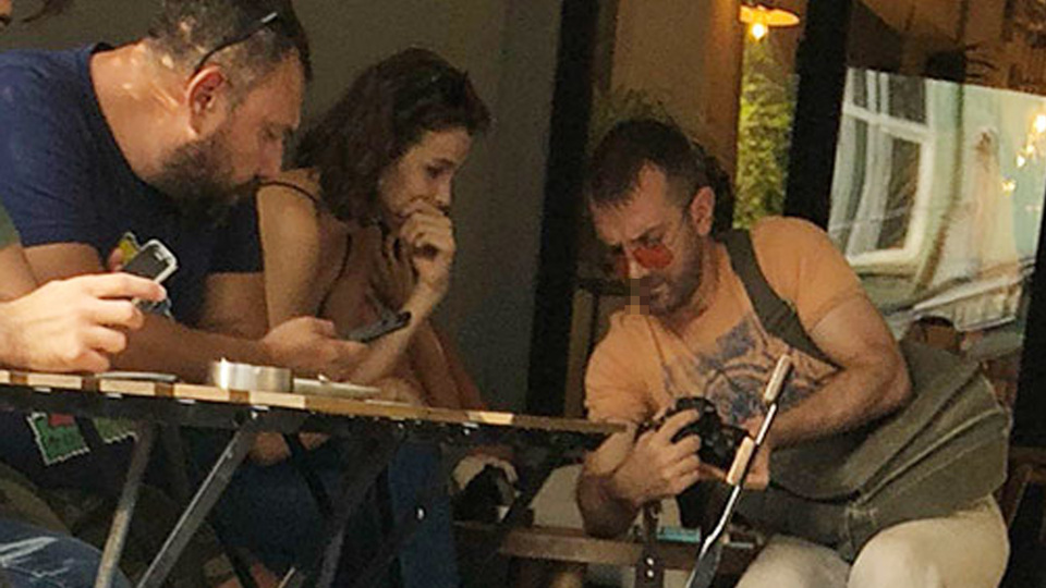 Eski sevgilisinin evinin karşısında kahve keyfi yaptı