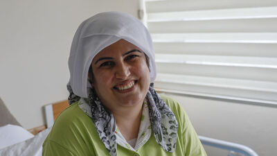 Beynine takılan pille hayata tutundu