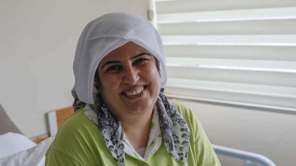 Beynine takılan pille hayata tutundu