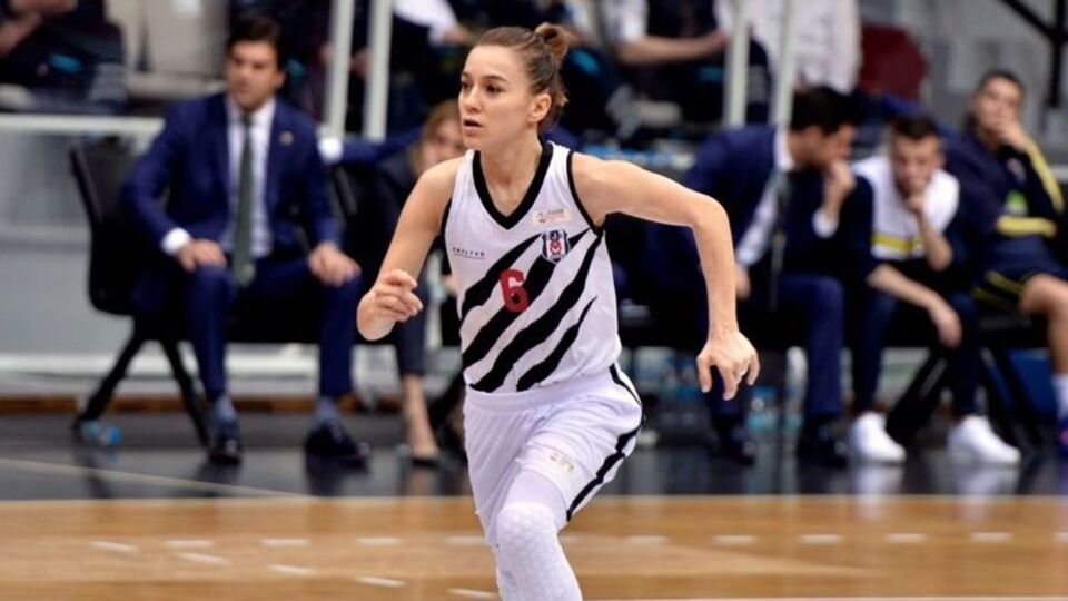 Esra Erden Atacan, 1 yıl daha Beşiktaş'ta