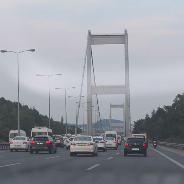 Köprü girişinde TIR devrildi!