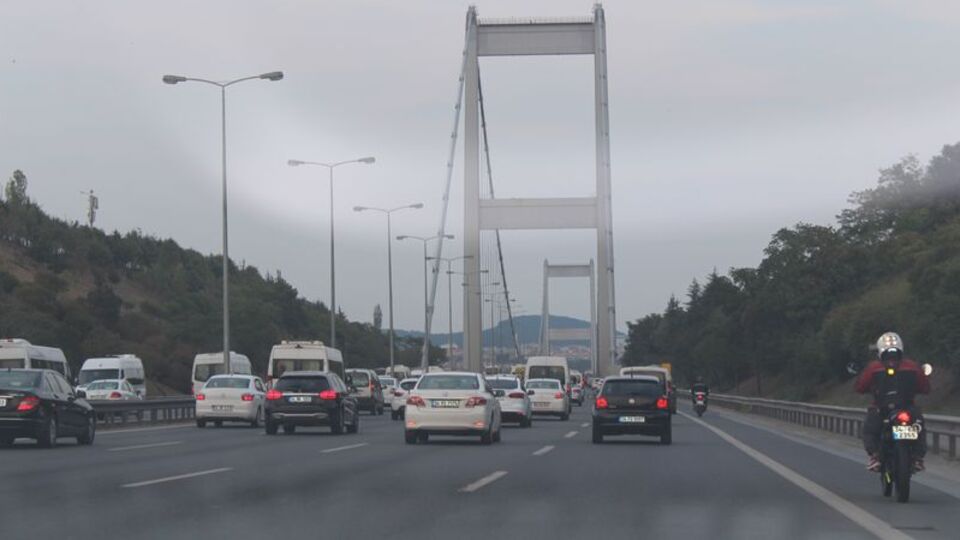 Köprü girişinde TIR devrildi!