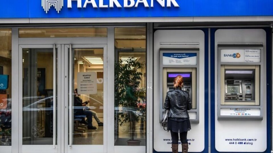 Düşük kurdan dolar satışı konusunda Halkbank'tan açıklama: 4,6 milyon dolarlık döviz alımı yapıldı