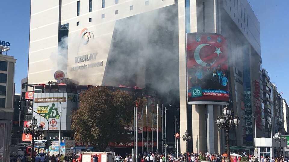 Kızılayda'da yangın! AVM'den dumanlar yükseldi