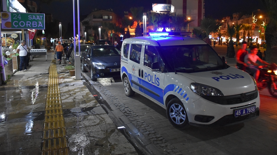 Pizza salonunda pompalı tüfekle dehşet saçtı