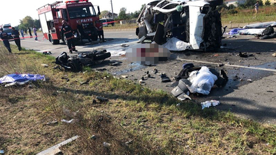 Kan gölüne döndü! Otomobil motosikletli grubun arasına daldı!