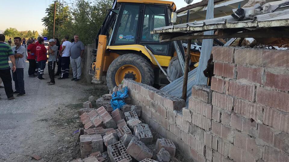 İş makinesi evin bahçesine girdi! Ölü ve yaralılar var