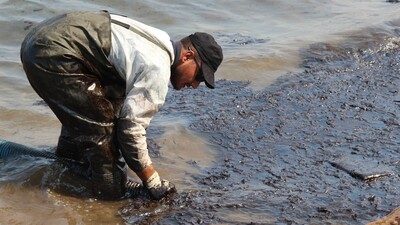 Foça'da denize sızan akaryakıtın fuel-oil olduğu belirlendi