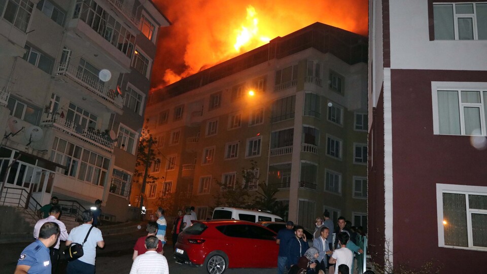Korkutan yangın! Bina çatısı alevler içinde kaldı