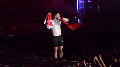 Amerikalı şarkıcı Türk bayrağını öptü